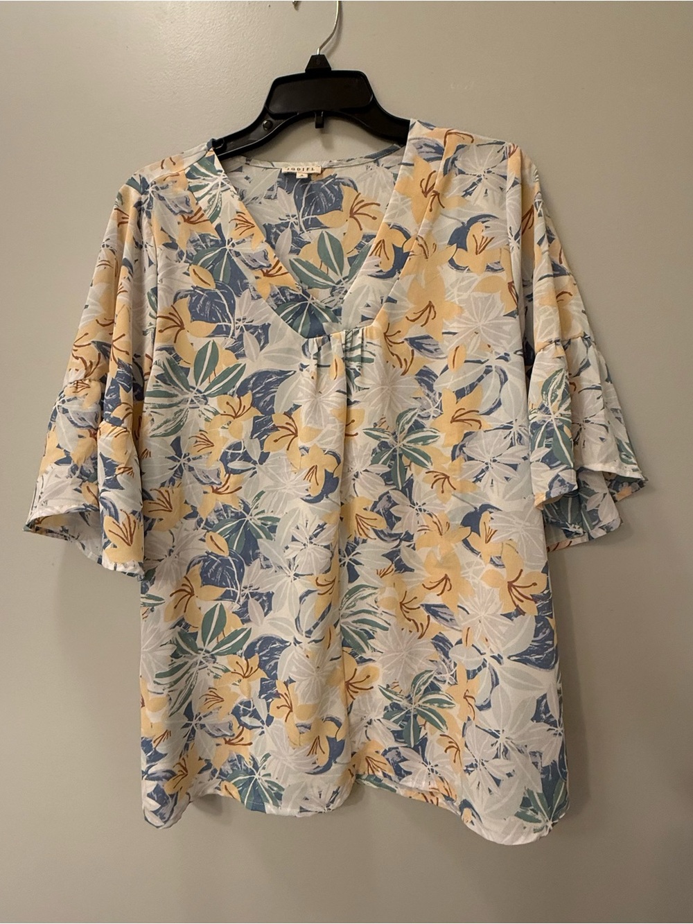 JODIFL Floral V-Neck Flutter Sleeve Blouse in Blue, Cream, Green